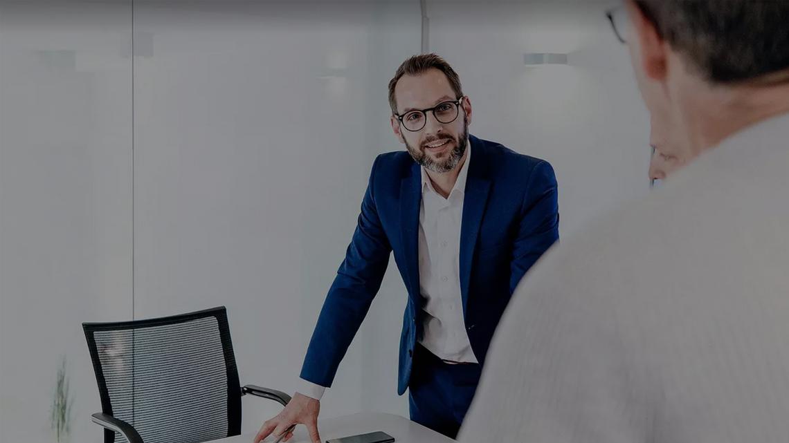 Mitarbeiter auf dem Tisch mit Computer
